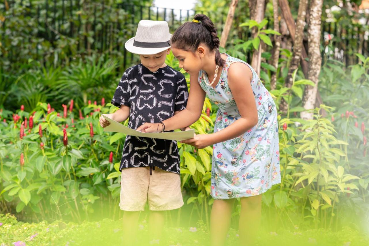 Jw Marriott Khao Lak Resort And Spa Exterior foto Children at the National Museum of Natural History