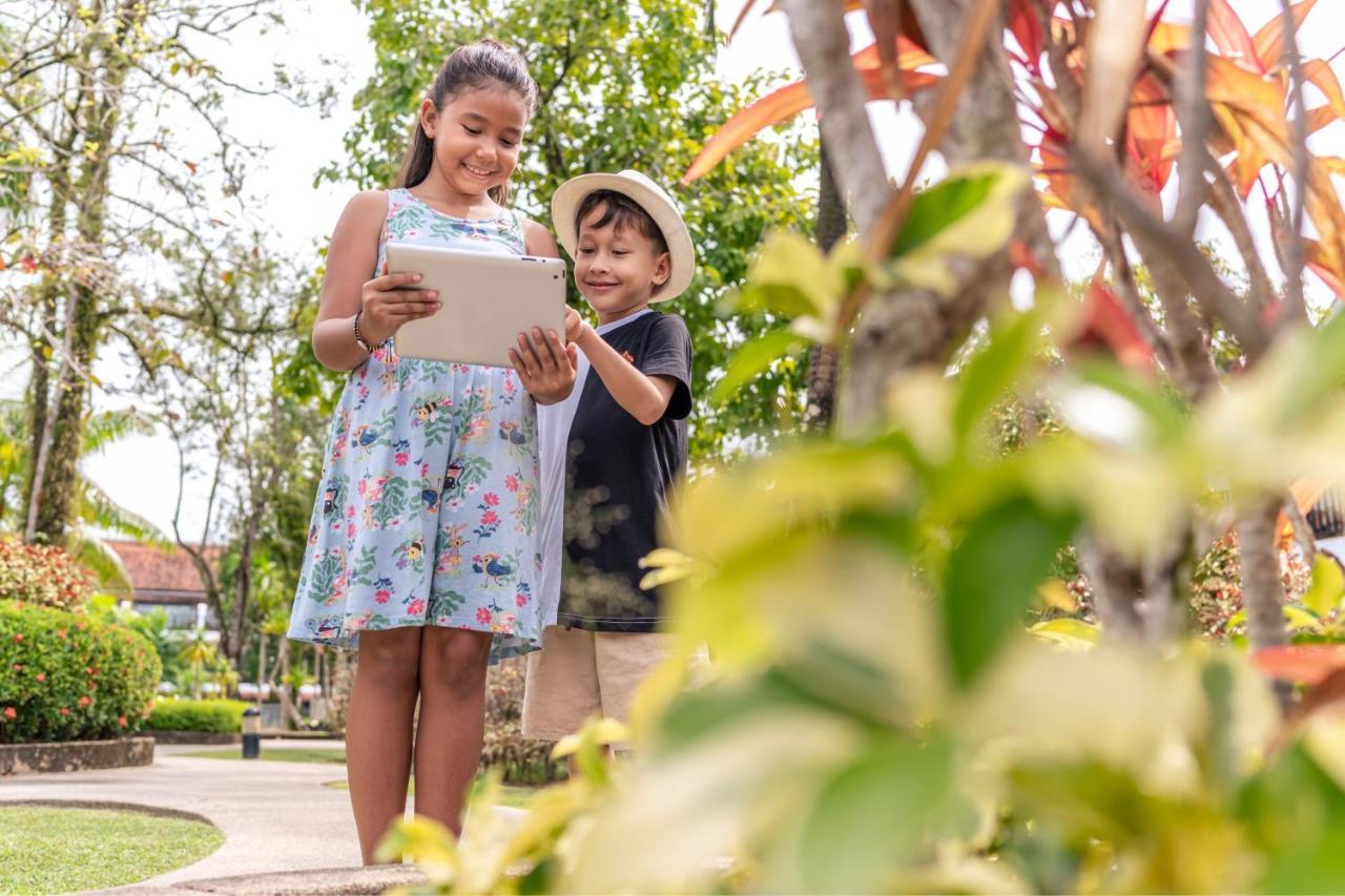 Jw Marriott Khao Lak Resort And Spa Exterior foto Children using a tablet