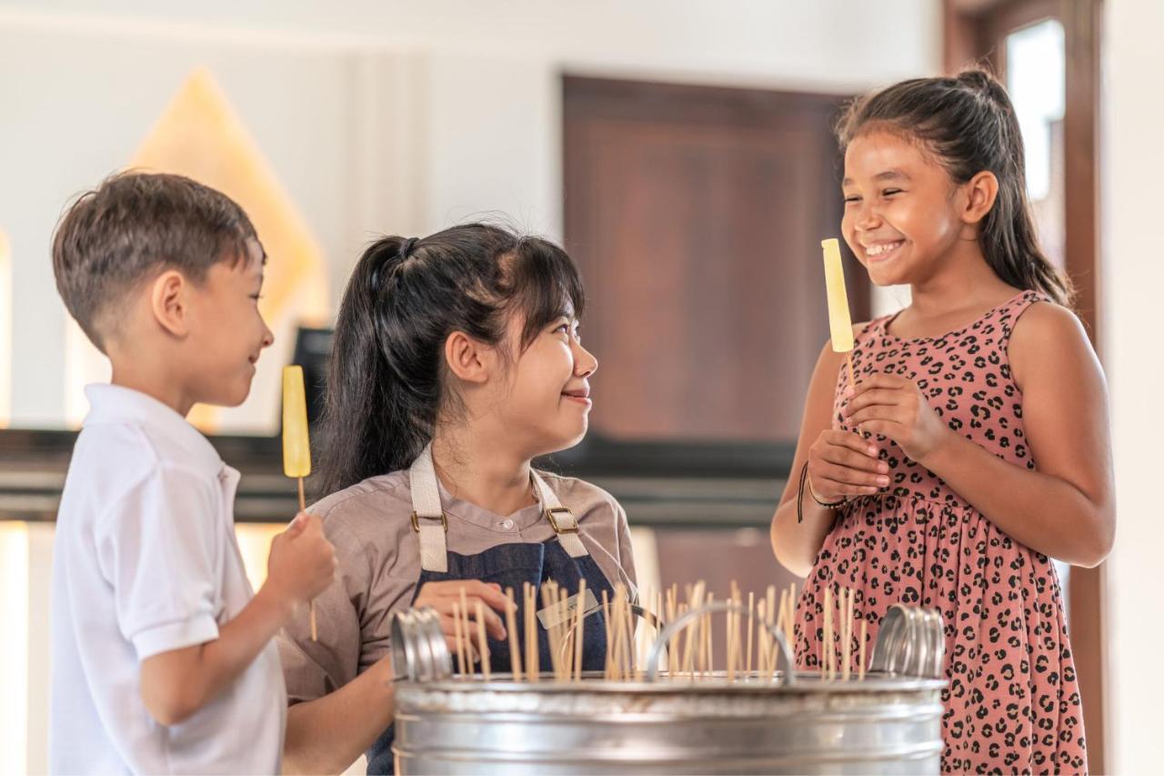 Jw Marriott Khao Lak Resort And Spa Exterior foto Students at the school