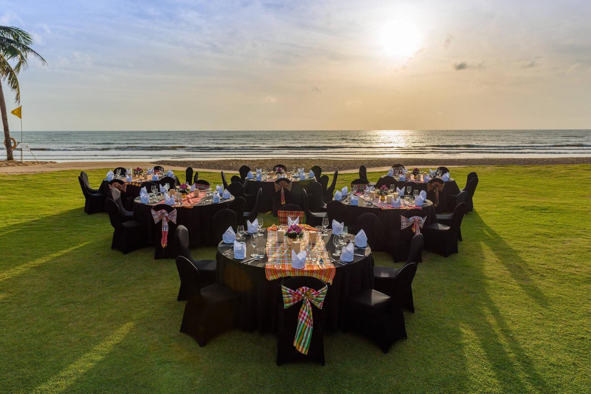 Jw Marriott Khao Lak Resort And Spa Exterior foto The lawns at the Taj Bengal