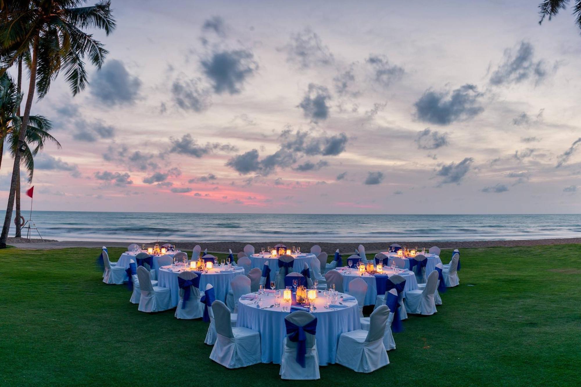 Jw Marriott Khao Lak Resort And Spa Exterior foto The Beachfront Lawn